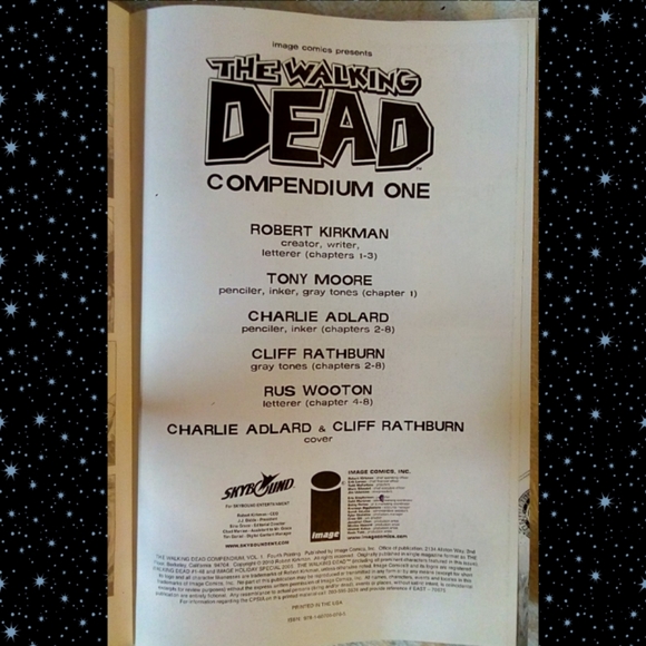 THE WALKING DEAD COMPENDIUM ONE LG COMIC BOOK! - Picture 5 of 7